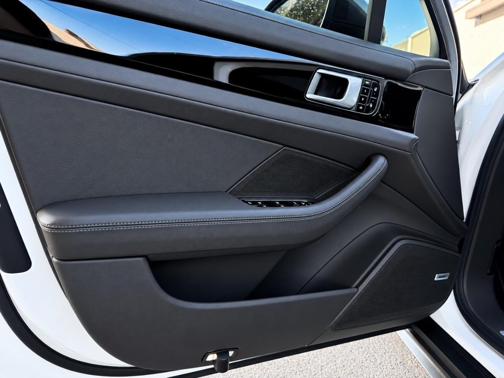 Porsche Panamera Vehicle Full-screen Gallery Image 24