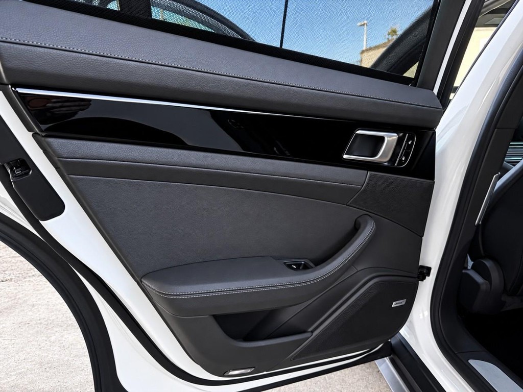 Porsche Panamera Vehicle Full-screen Gallery Image 25