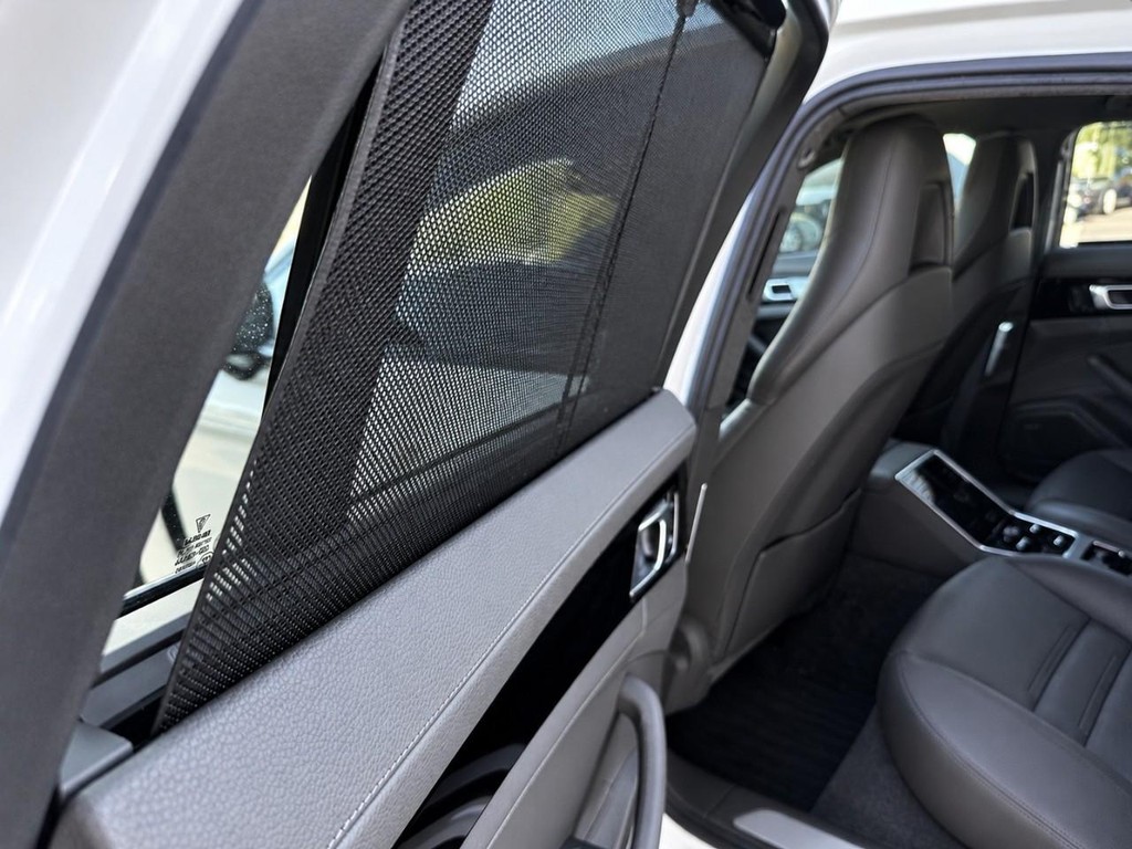 Porsche Panamera Vehicle Full-screen Gallery Image 26