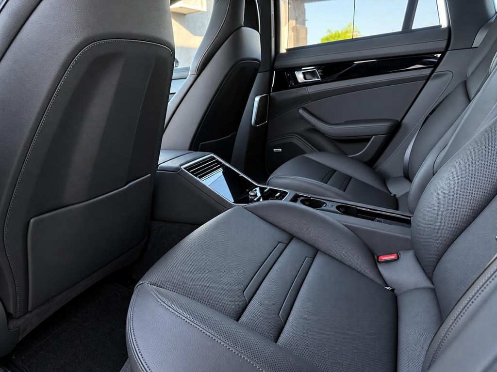 Porsche Panamera Vehicle Full-screen Gallery Image 27
