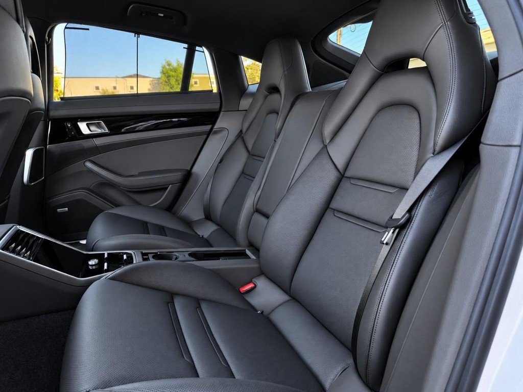 Porsche Panamera Vehicle Full-screen Gallery Image 28