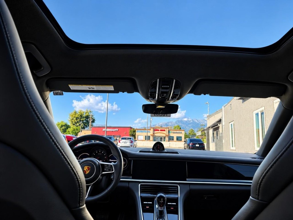 Porsche Panamera Vehicle Full-screen Gallery Image 29