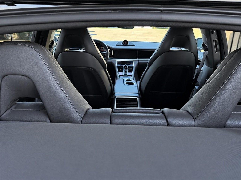 Porsche Panamera Vehicle Full-screen Gallery Image 30