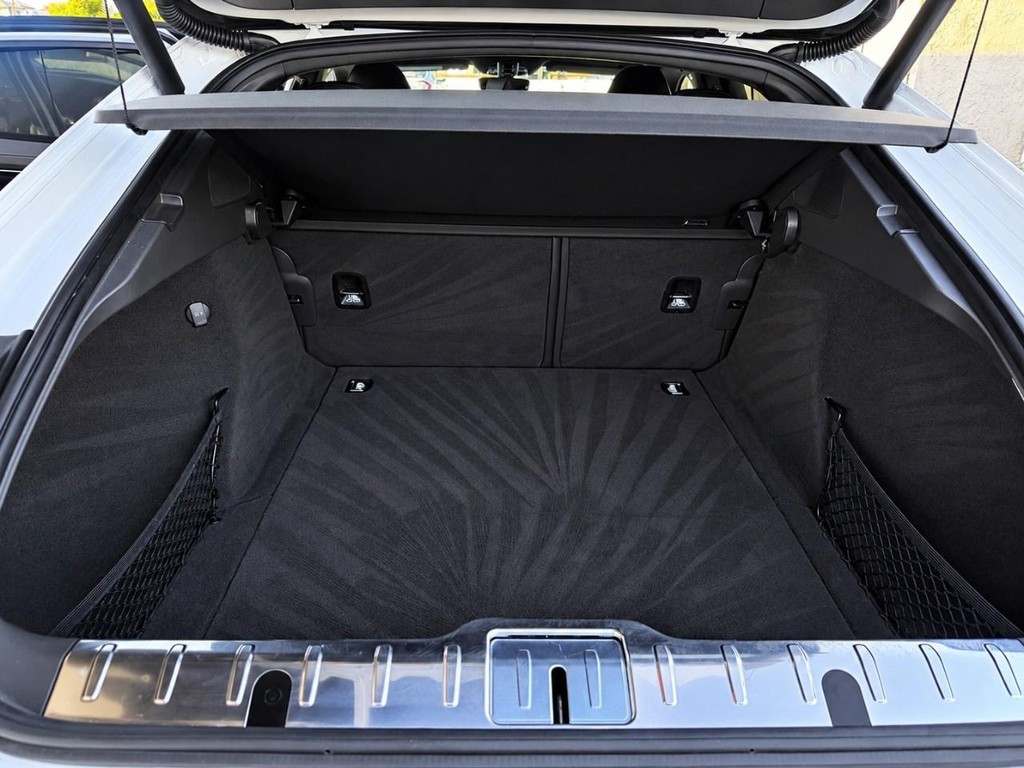 Porsche Panamera Vehicle Full-screen Gallery Image 31