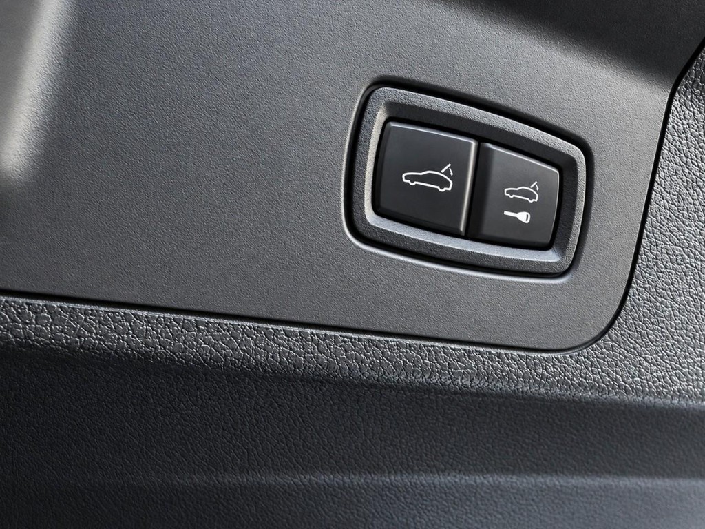 Porsche Panamera Vehicle Full-screen Gallery Image 32