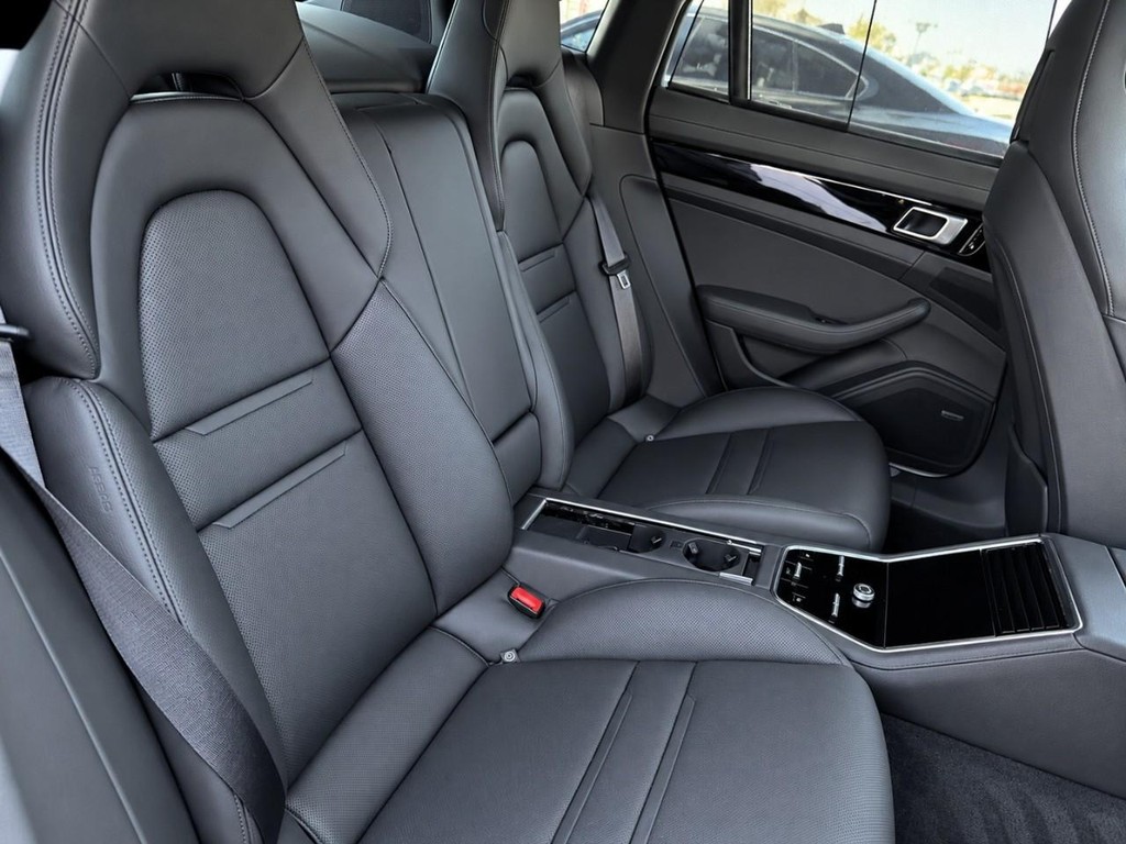 Porsche Panamera Vehicle Full-screen Gallery Image 33
