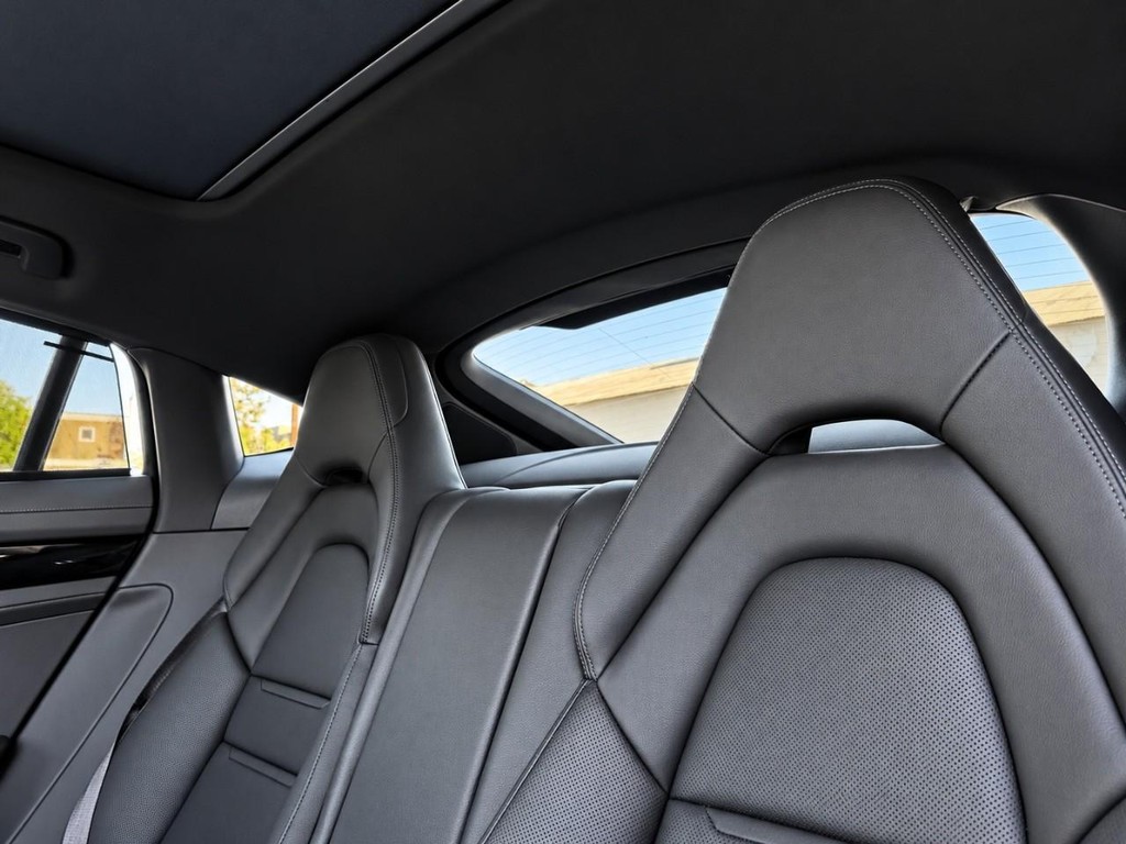 Porsche Panamera Vehicle Full-screen Gallery Image 34