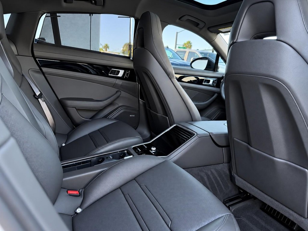 Porsche Panamera Vehicle Full-screen Gallery Image 35