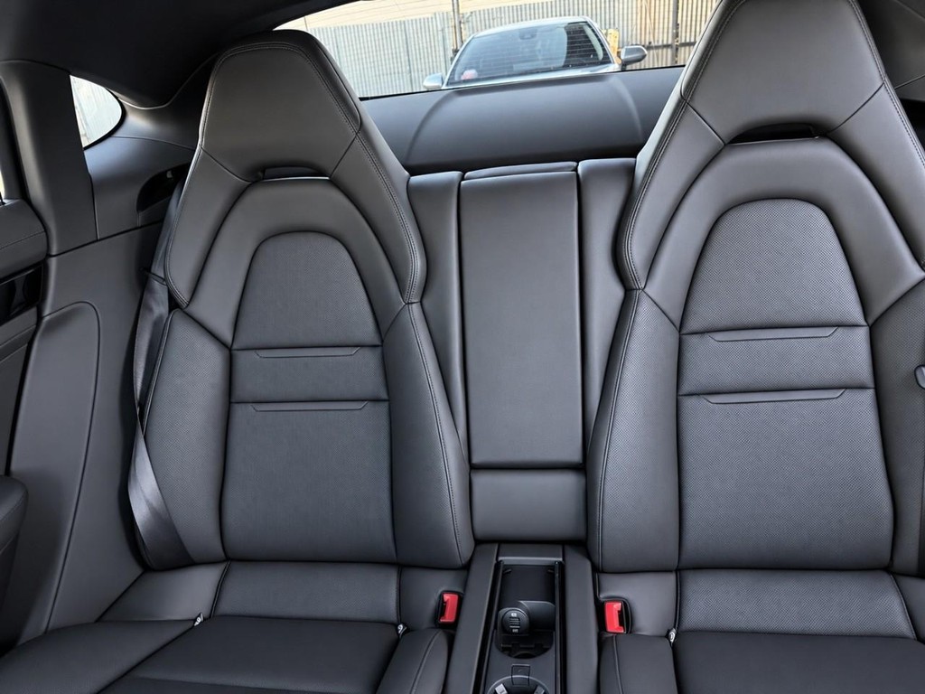 Porsche Panamera Vehicle Full-screen Gallery Image 37