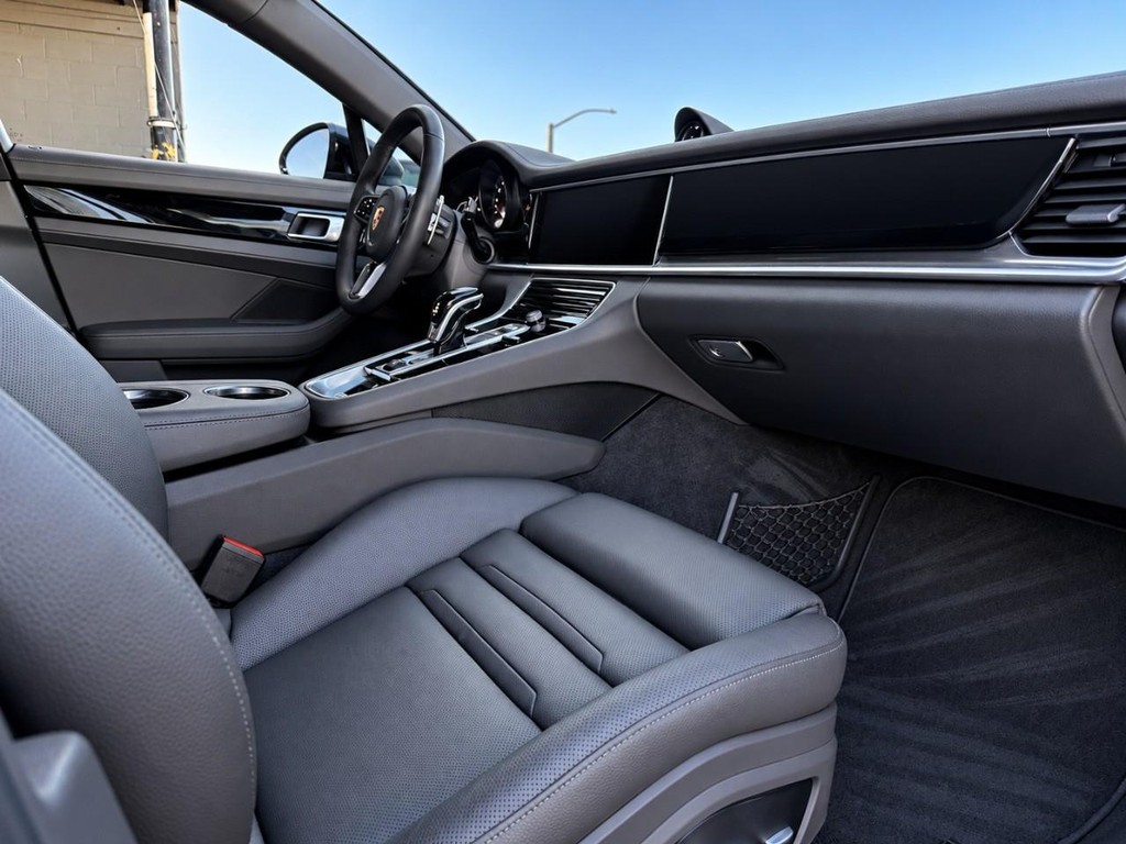 Porsche Panamera Vehicle Full-screen Gallery Image 38