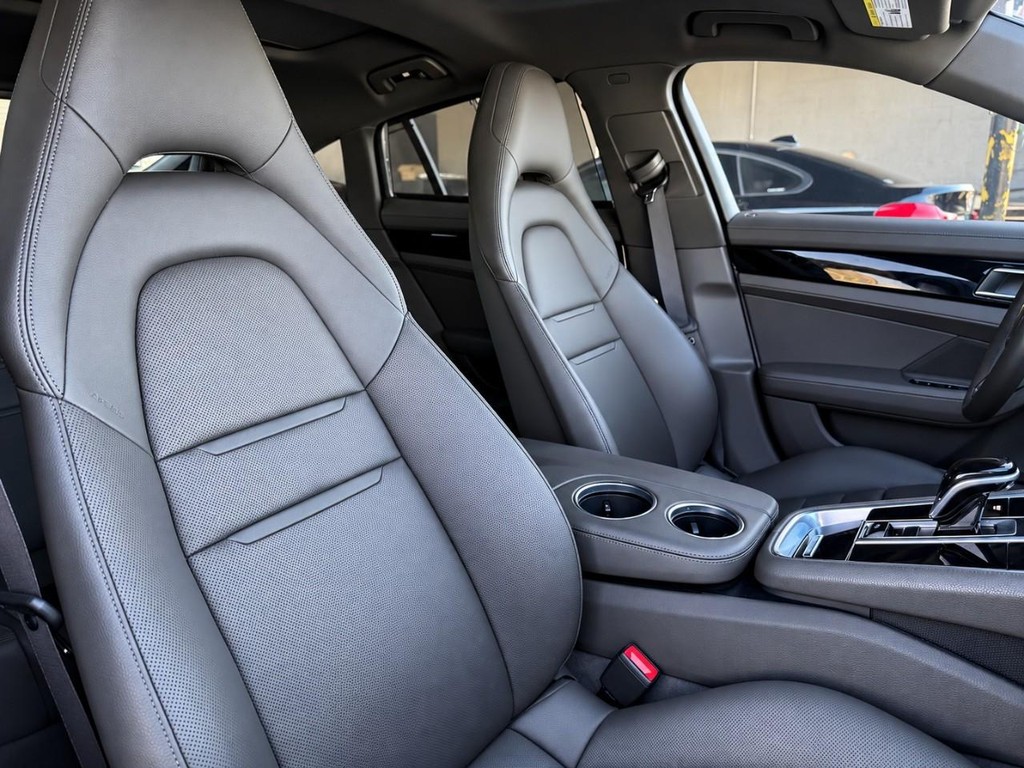 Porsche Panamera Vehicle Full-screen Gallery Image 39