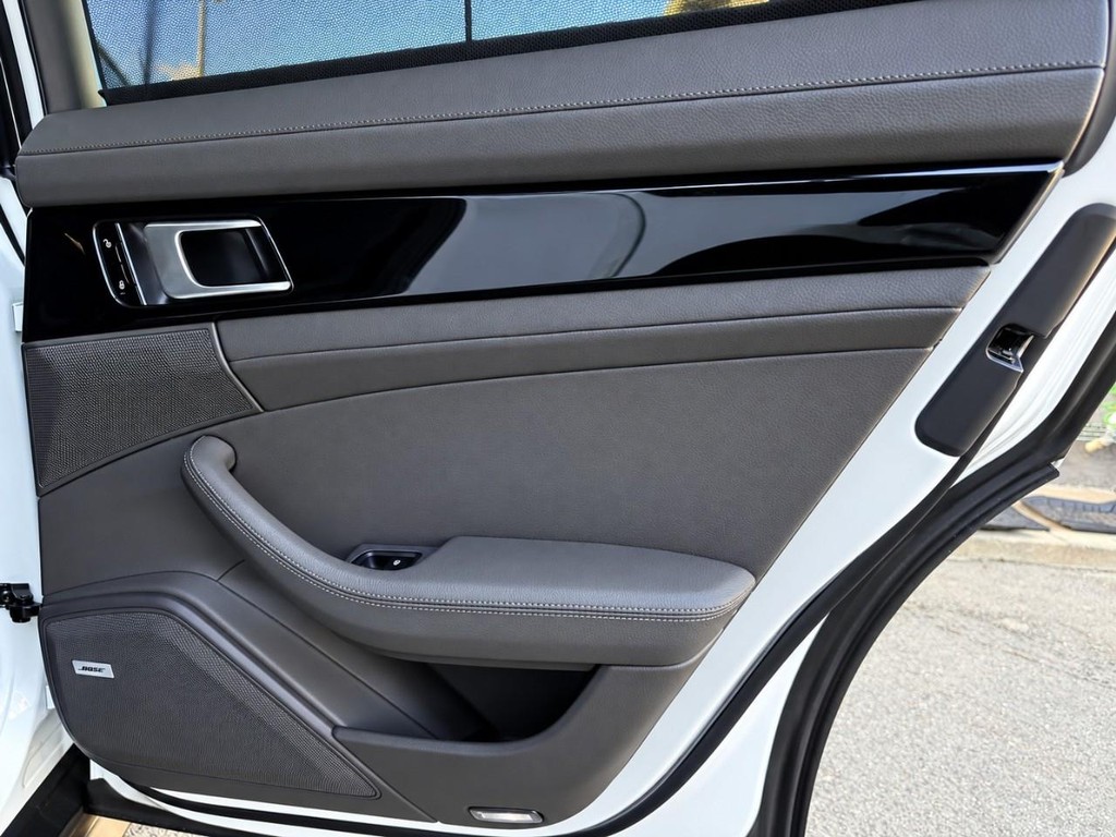 Porsche Panamera Vehicle Full-screen Gallery Image 40