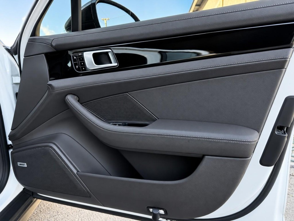 Porsche Panamera Vehicle Full-screen Gallery Image 41