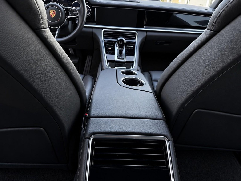 Porsche Panamera Vehicle Full-screen Gallery Image 42