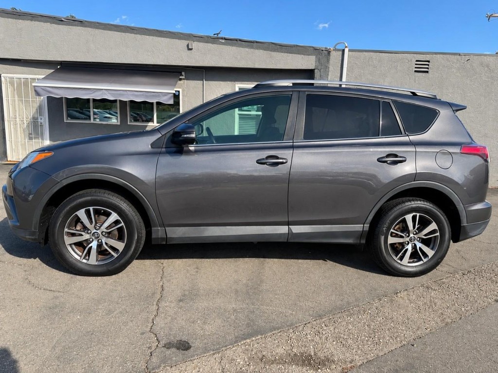 Toyota RAV4 Vehicle Full-screen Gallery Image 4