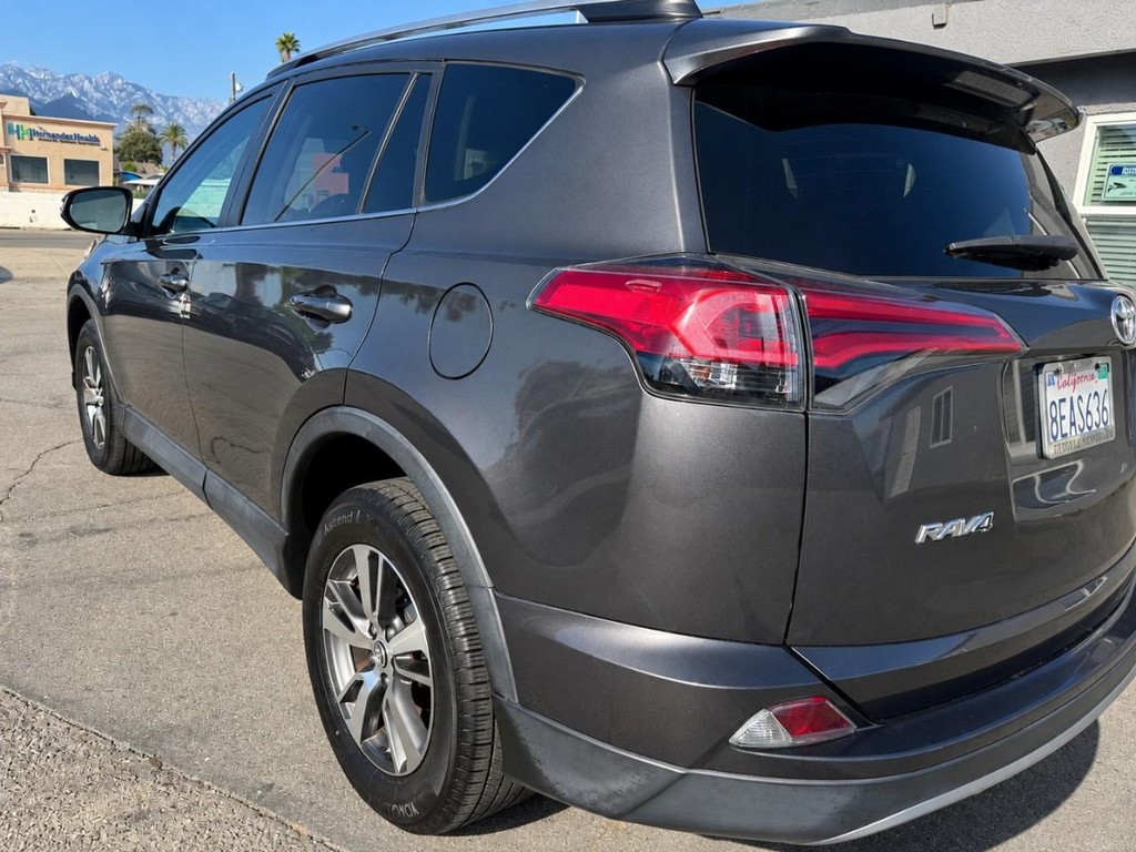 Toyota RAV4 Vehicle Full-screen Gallery Image 5