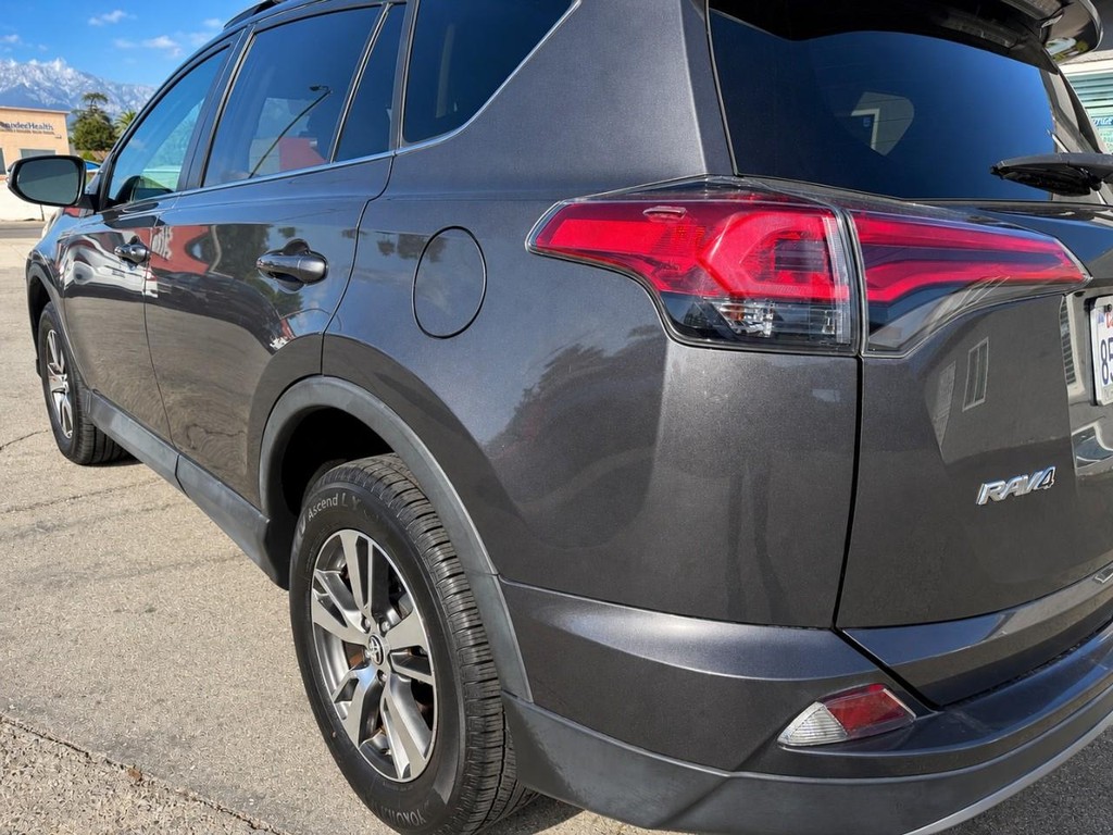 Toyota RAV4 Vehicle Full-screen Gallery Image 6