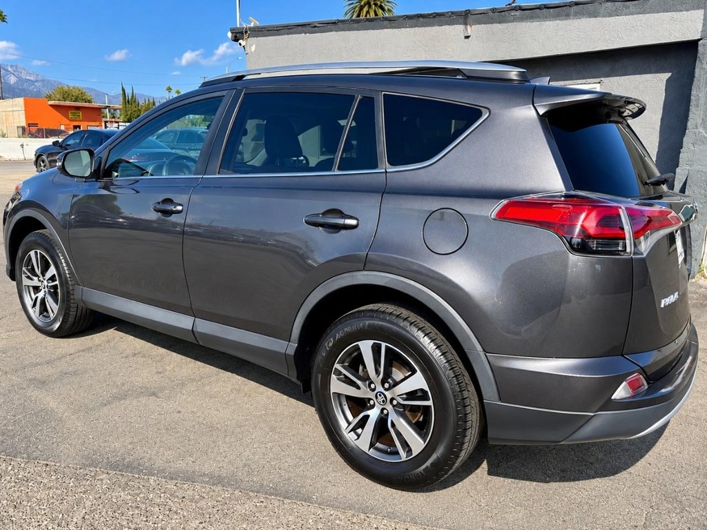 Toyota RAV4 Vehicle Full-screen Gallery Image 7