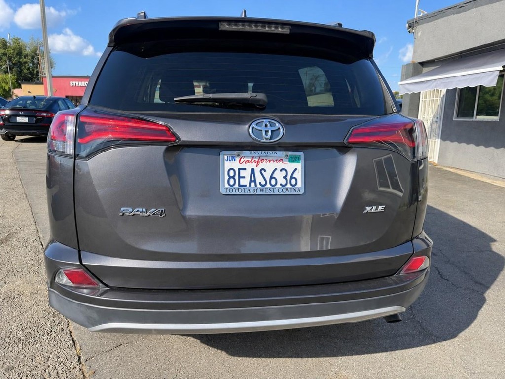 Toyota RAV4 Vehicle Full-screen Gallery Image 8