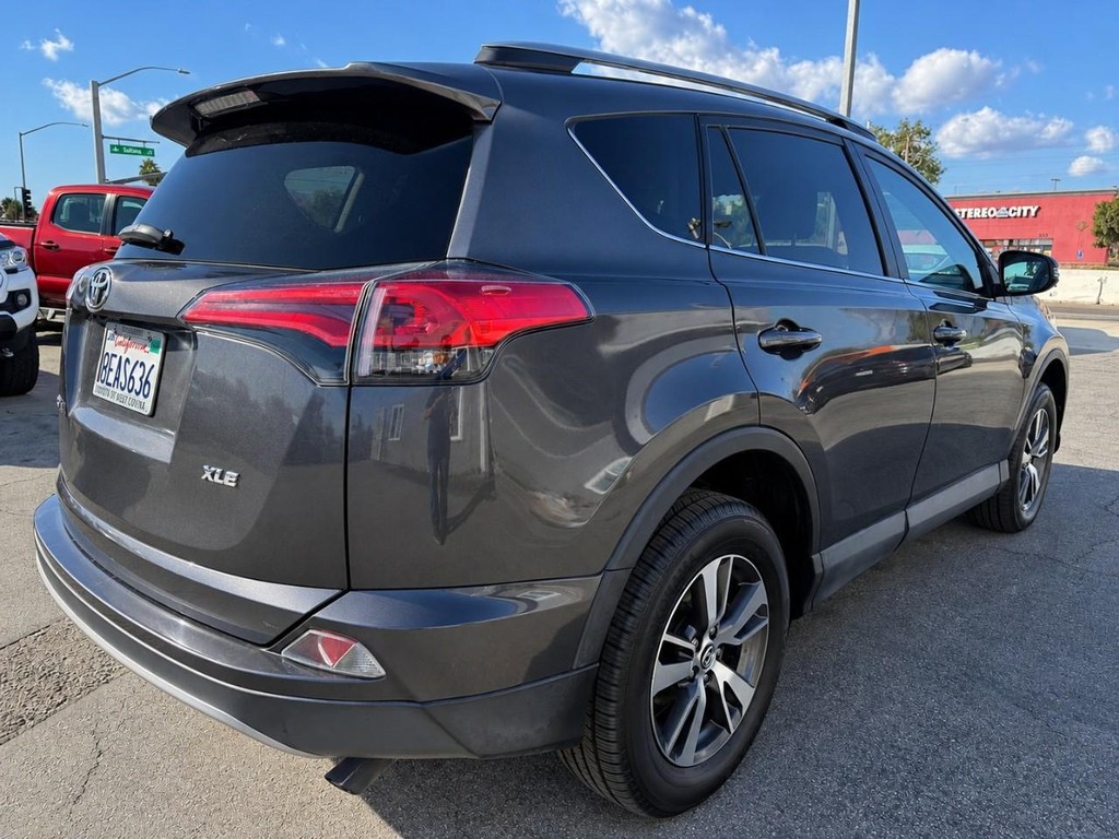 Toyota RAV4 Vehicle Full-screen Gallery Image 9