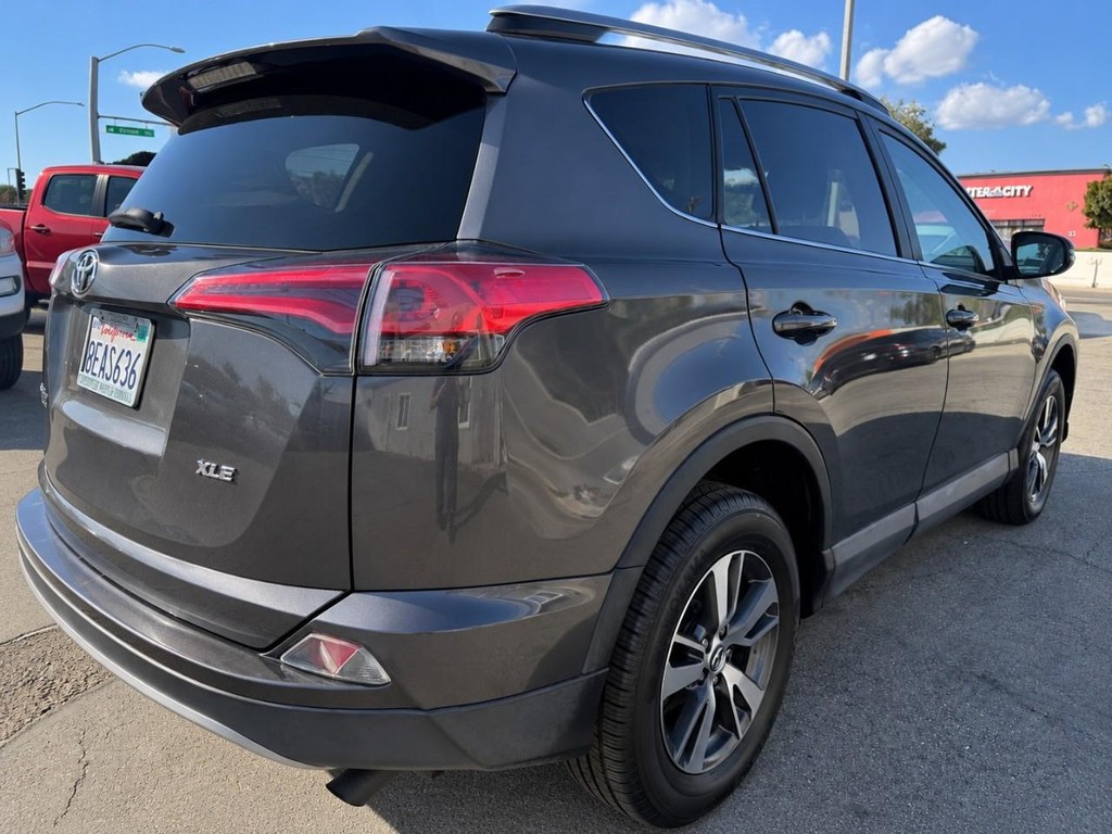 Toyota RAV4 Vehicle Full-screen Gallery Image 10
