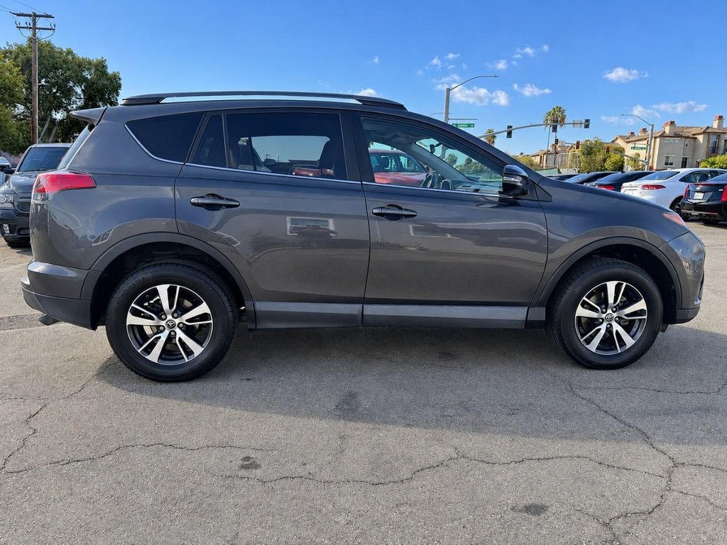 Toyota RAV4 Vehicle Full-screen Gallery Image 11