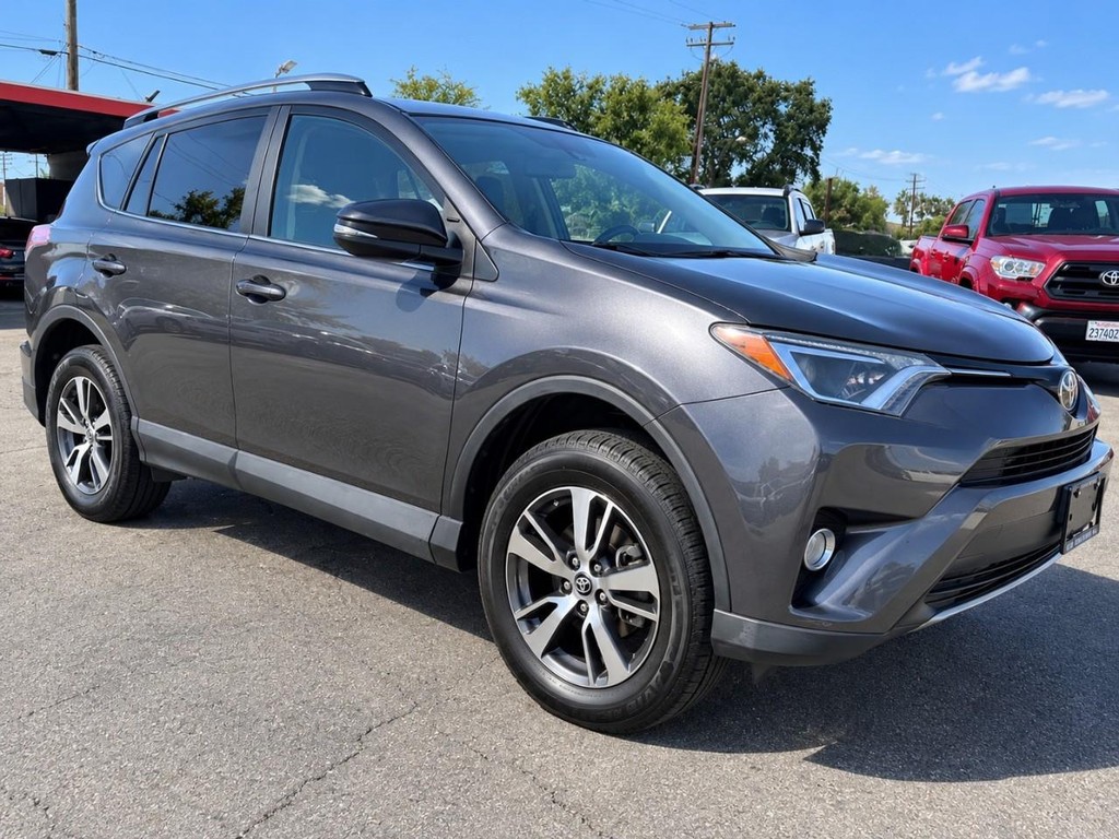 Toyota RAV4 Vehicle Full-screen Gallery Image 12