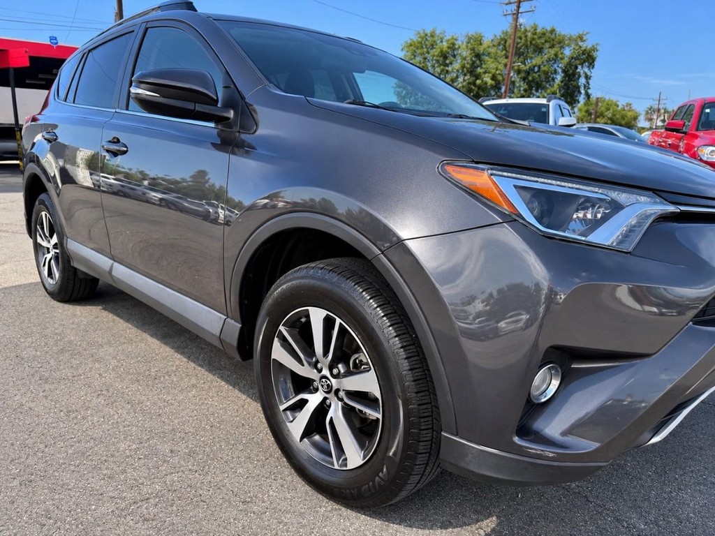 Toyota RAV4 Vehicle Full-screen Gallery Image 13