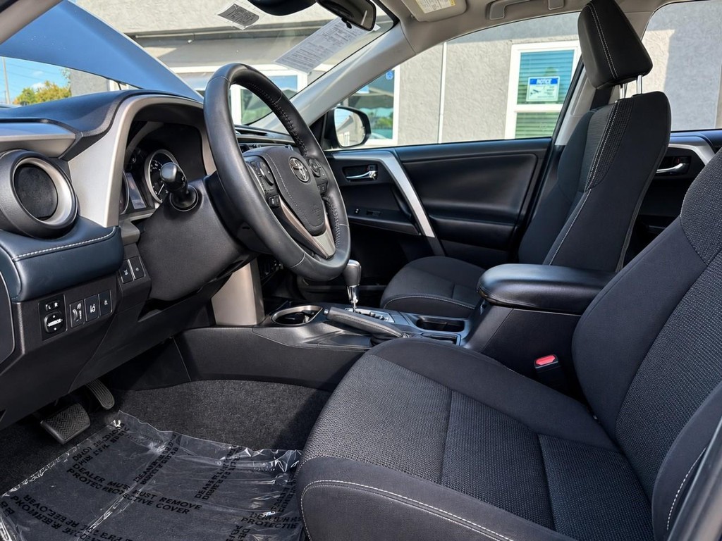Toyota RAV4 Vehicle Full-screen Gallery Image 16