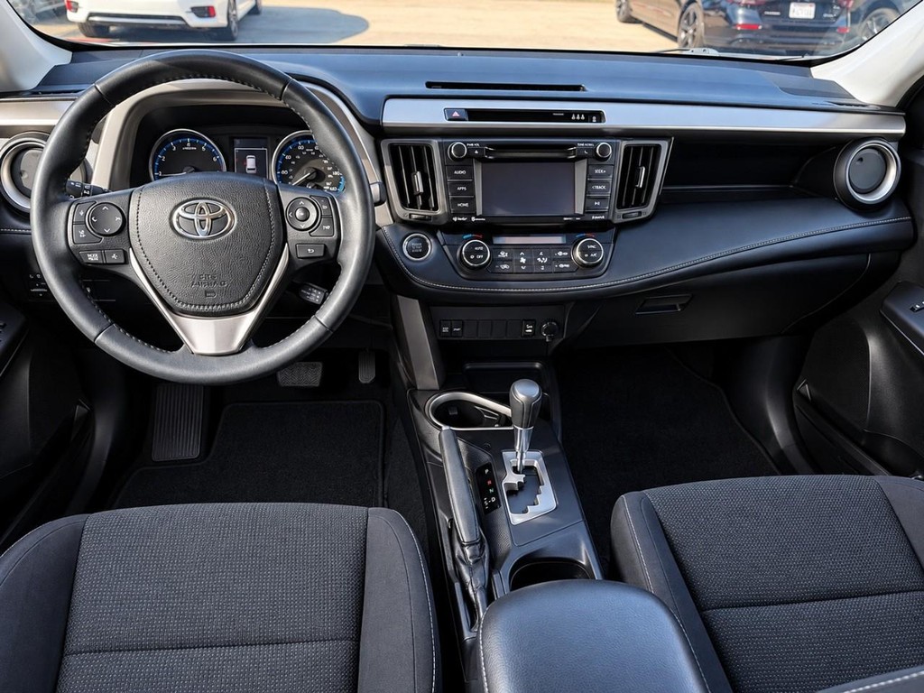 Toyota RAV4 Vehicle Full-screen Gallery Image 17