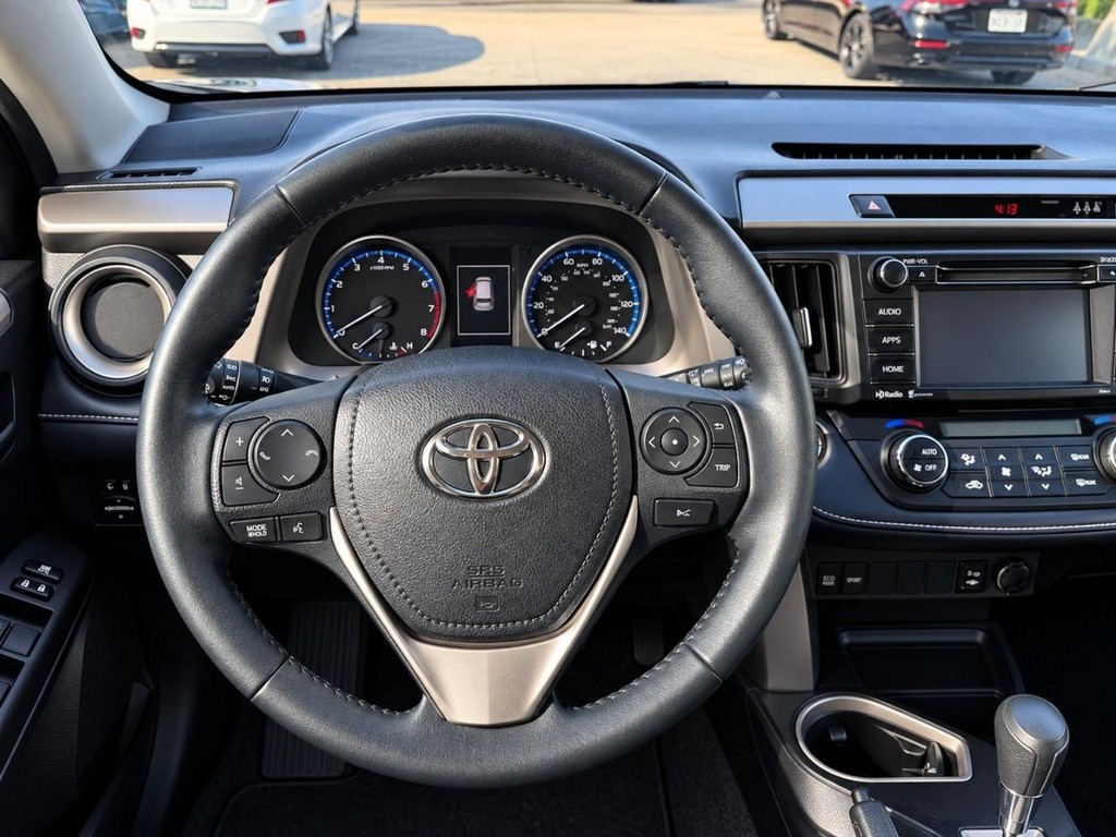 Toyota RAV4 Vehicle Full-screen Gallery Image 18