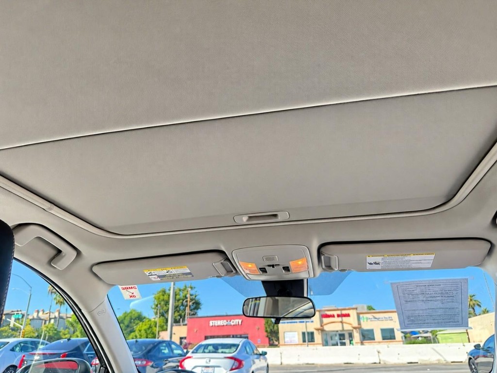 Toyota RAV4 Vehicle Full-screen Gallery Image 20