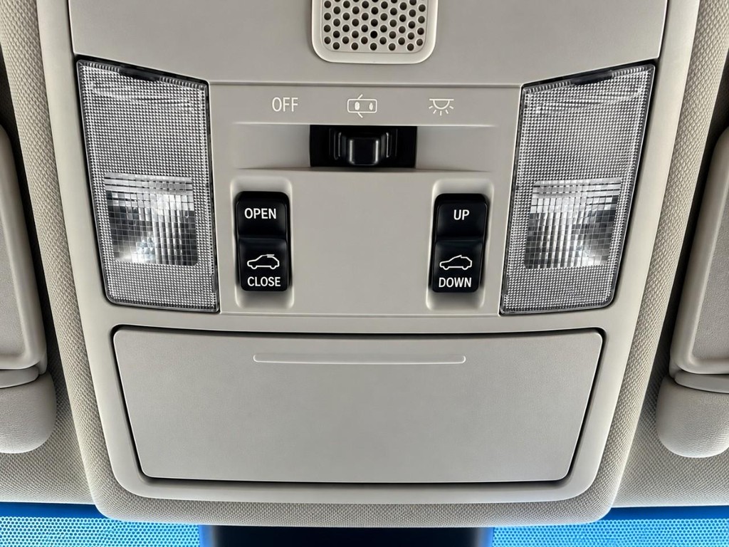 Toyota RAV4 Vehicle Full-screen Gallery Image 21