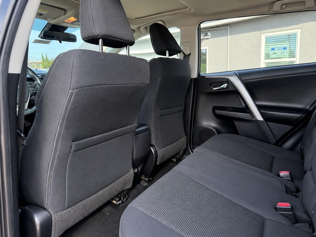 Toyota RAV4 Vehicle Full-screen Gallery Image 22