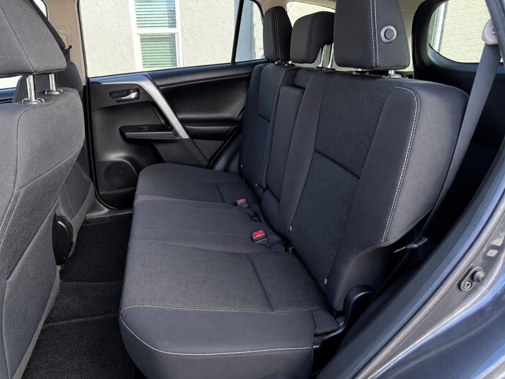 Toyota RAV4 Vehicle Full-screen Gallery Image 23