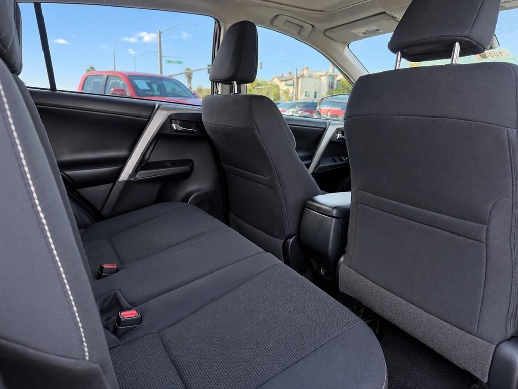 Toyota RAV4 Vehicle Full-screen Gallery Image 24