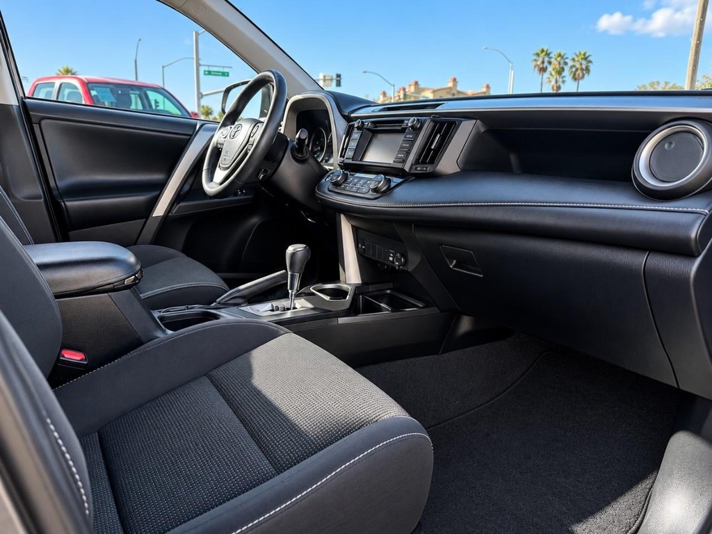 Toyota RAV4 Vehicle Full-screen Gallery Image 25