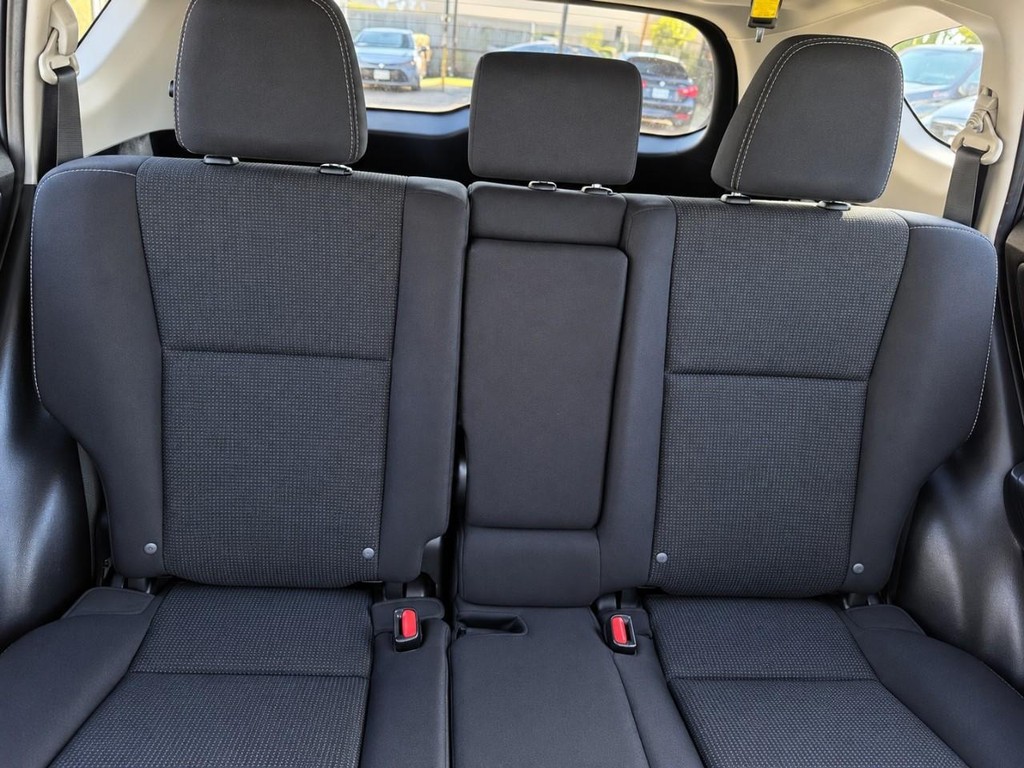 Toyota RAV4 Vehicle Full-screen Gallery Image 26
