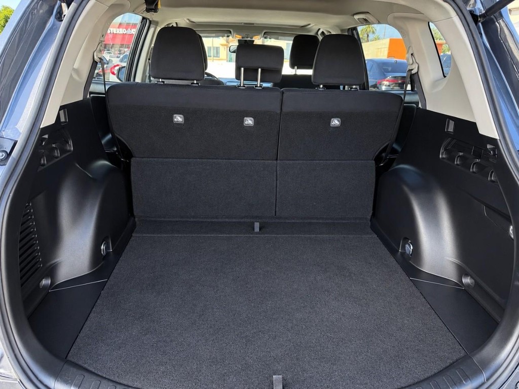 Toyota RAV4 Vehicle Full-screen Gallery Image 27