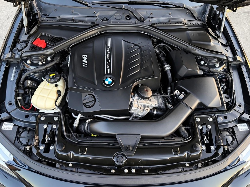 BMW 4 Series Vehicle Full-screen Gallery Image 14