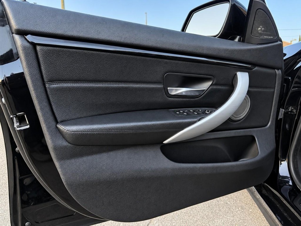 BMW 4 Series Vehicle Full-screen Gallery Image 22