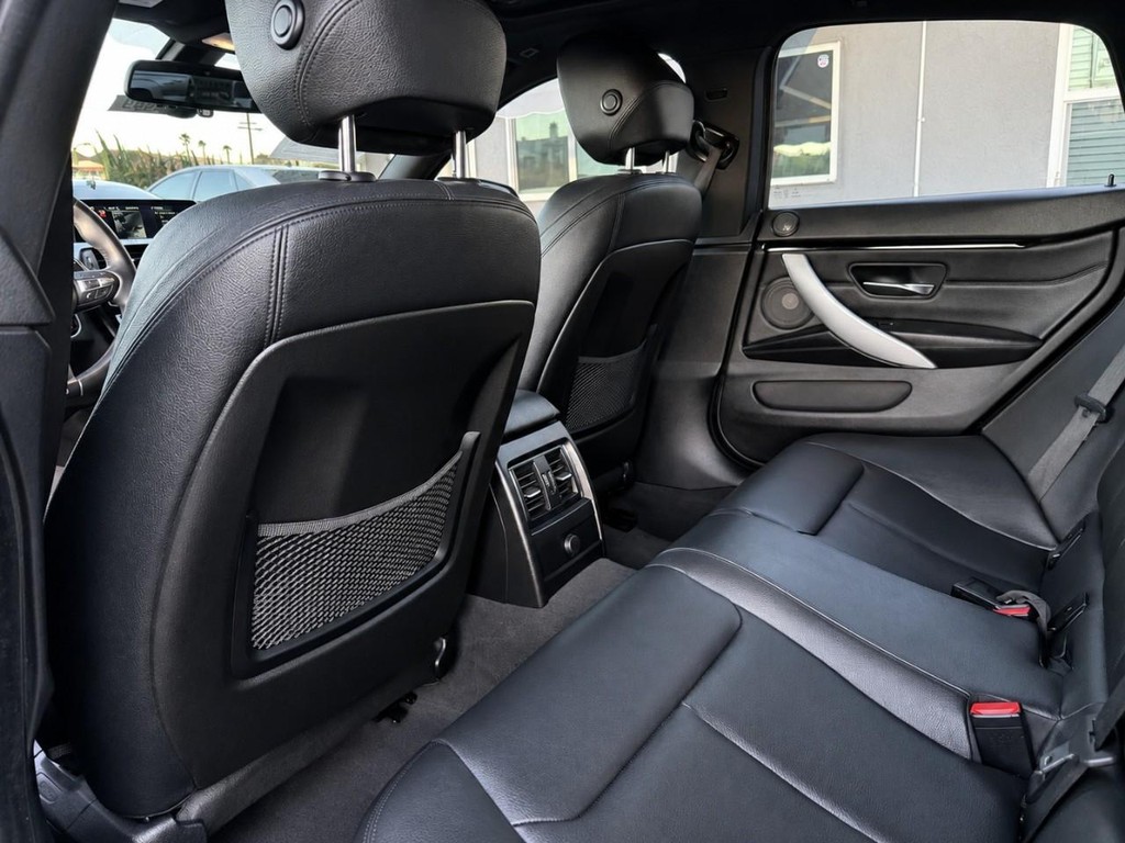 BMW 4 Series Vehicle Full-screen Gallery Image 23