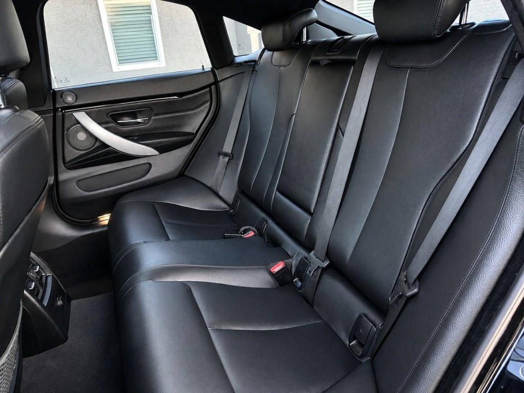 BMW 4 Series Vehicle Full-screen Gallery Image 24