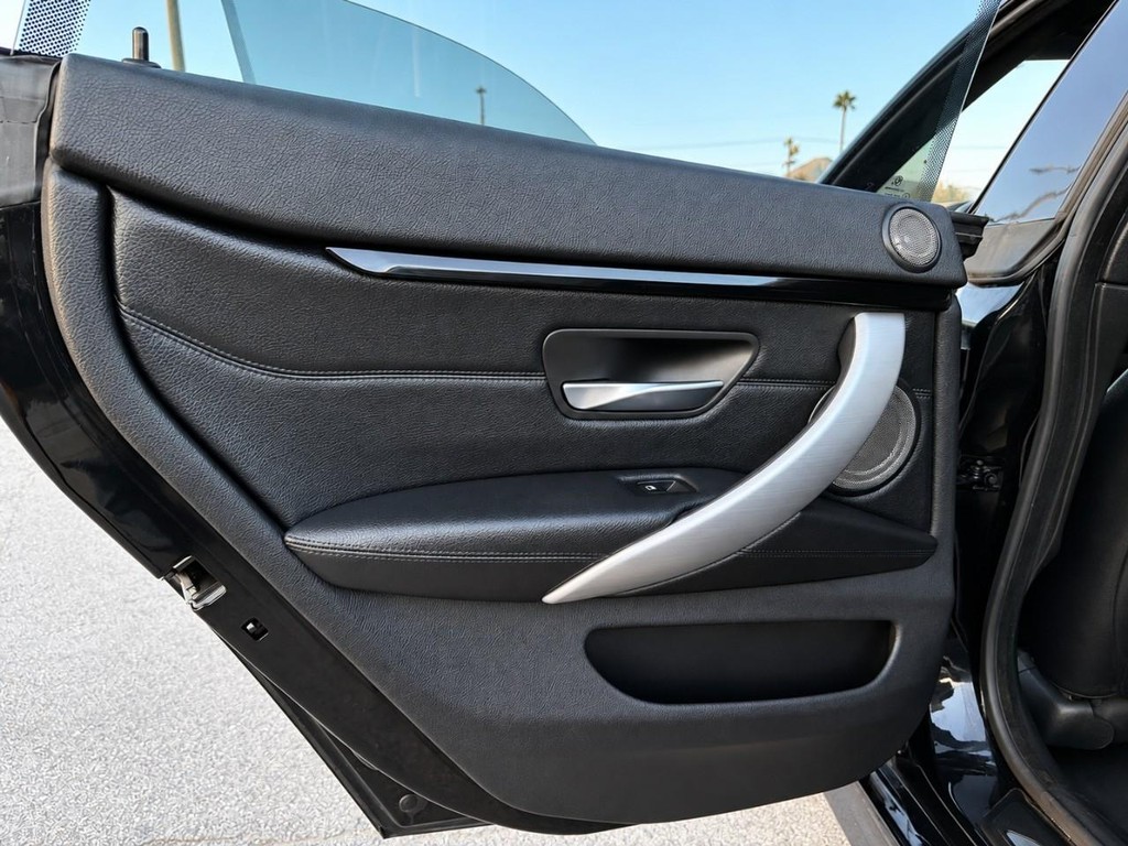 BMW 4 Series Vehicle Full-screen Gallery Image 25