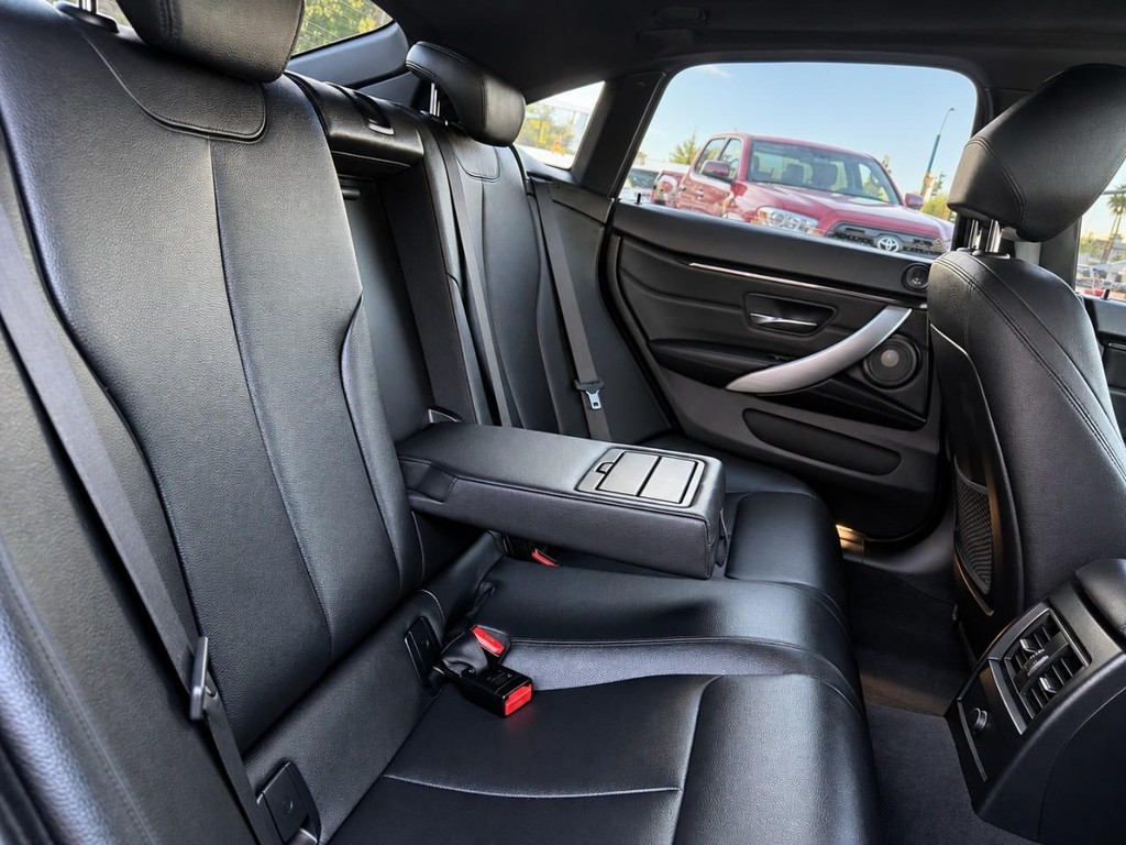 BMW 4 Series Vehicle Full-screen Gallery Image 28