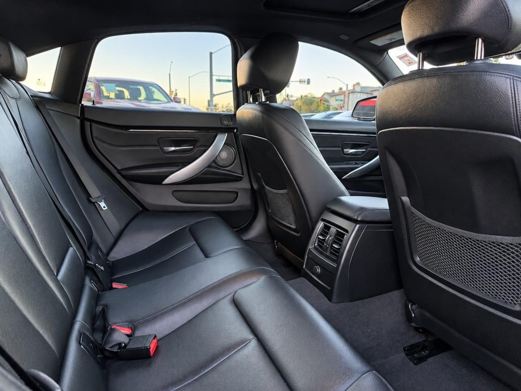 BMW 4 Series Vehicle Full-screen Gallery Image 29