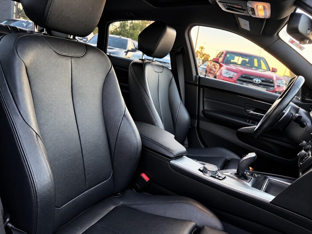 BMW 4 Series Vehicle Full-screen Gallery Image 30