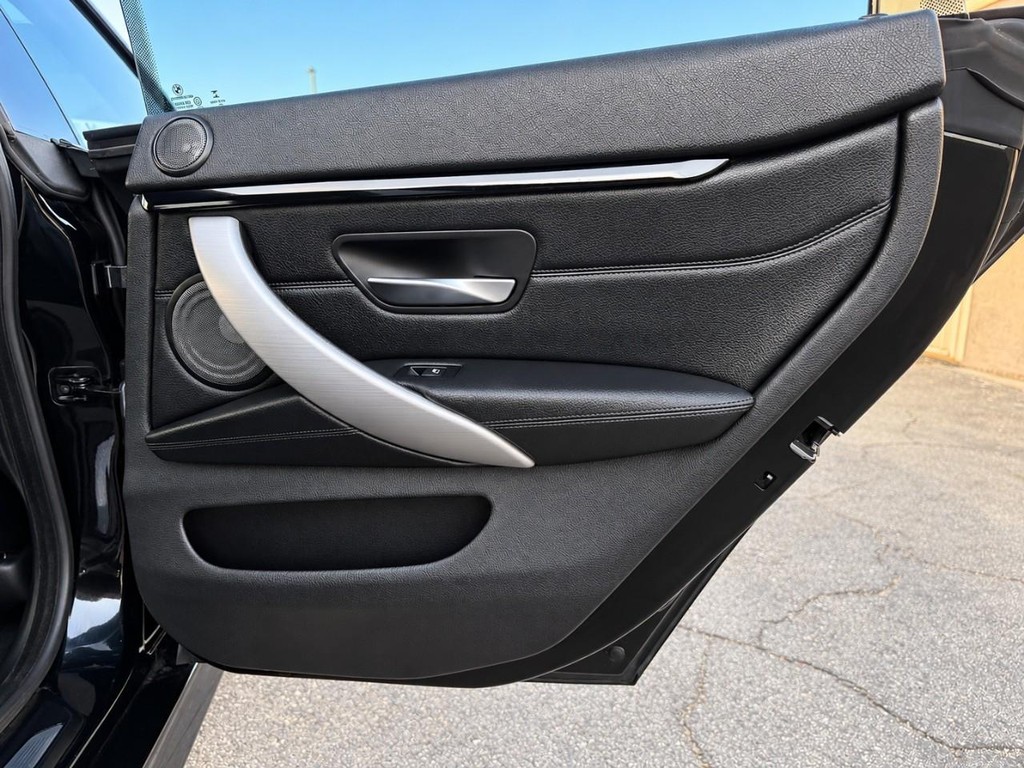 BMW 4 Series Vehicle Full-screen Gallery Image 31