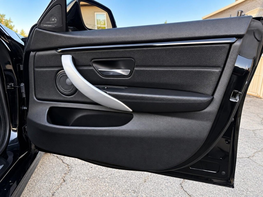 BMW 4 Series Vehicle Full-screen Gallery Image 33