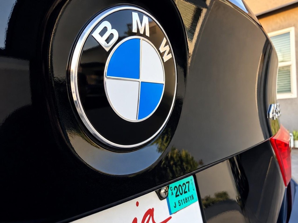 BMW 4 Series Vehicle Full-screen Gallery Image 35